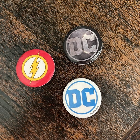 DC Comics Button Pins - Picture 1 of 9